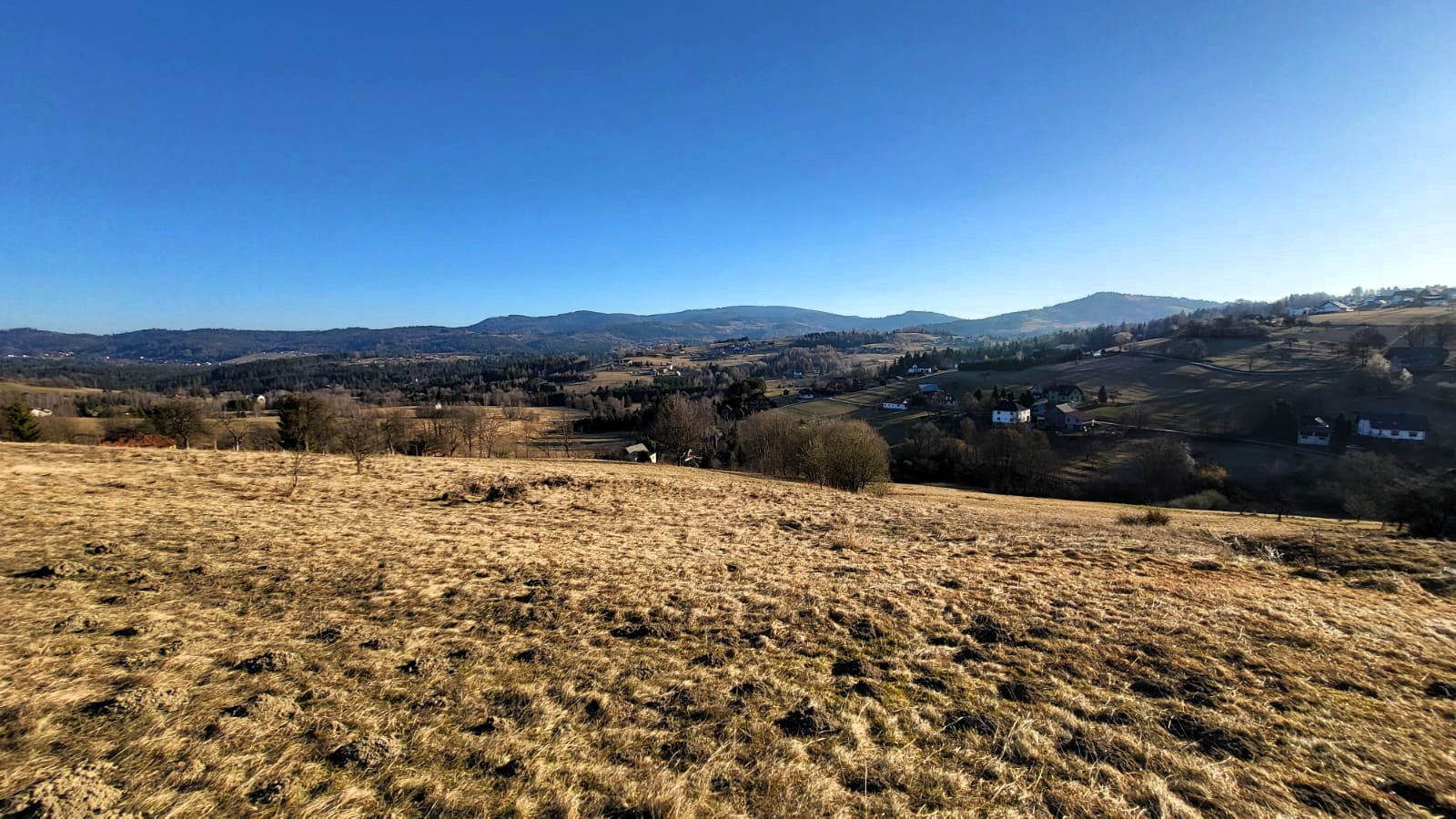 Działka budowlana Istebna – panoramiczny widok, 10 arów
Sprzedam działkę budowlaną położoną w Istebnej w Beskidzie Śląskim. Działka o powierzchni 10 arów (1000 m²) i wymiarach 25 x 40 m.
Lokalizacja i otoczenie:
Spokojna i cicha okolica z pięknym, panoramicznym widokiem na beskidzkie szczyty – widok niczym nie zasłonięty z żadnej strony. Idealne miejsce do budowy domu całorocznego lub obiektu rekreacyjnego.
Dojazd Bardzo dobry dojazd utwardzoną drogą, dostępną przez cały rok.
Media:
– kanalizacja na działce
– prąd w sąsiedztwie
– woda w sąsiedztwie
W pobliżu:
– sklep spożywczy – 200 m
– restauracja – 400 m