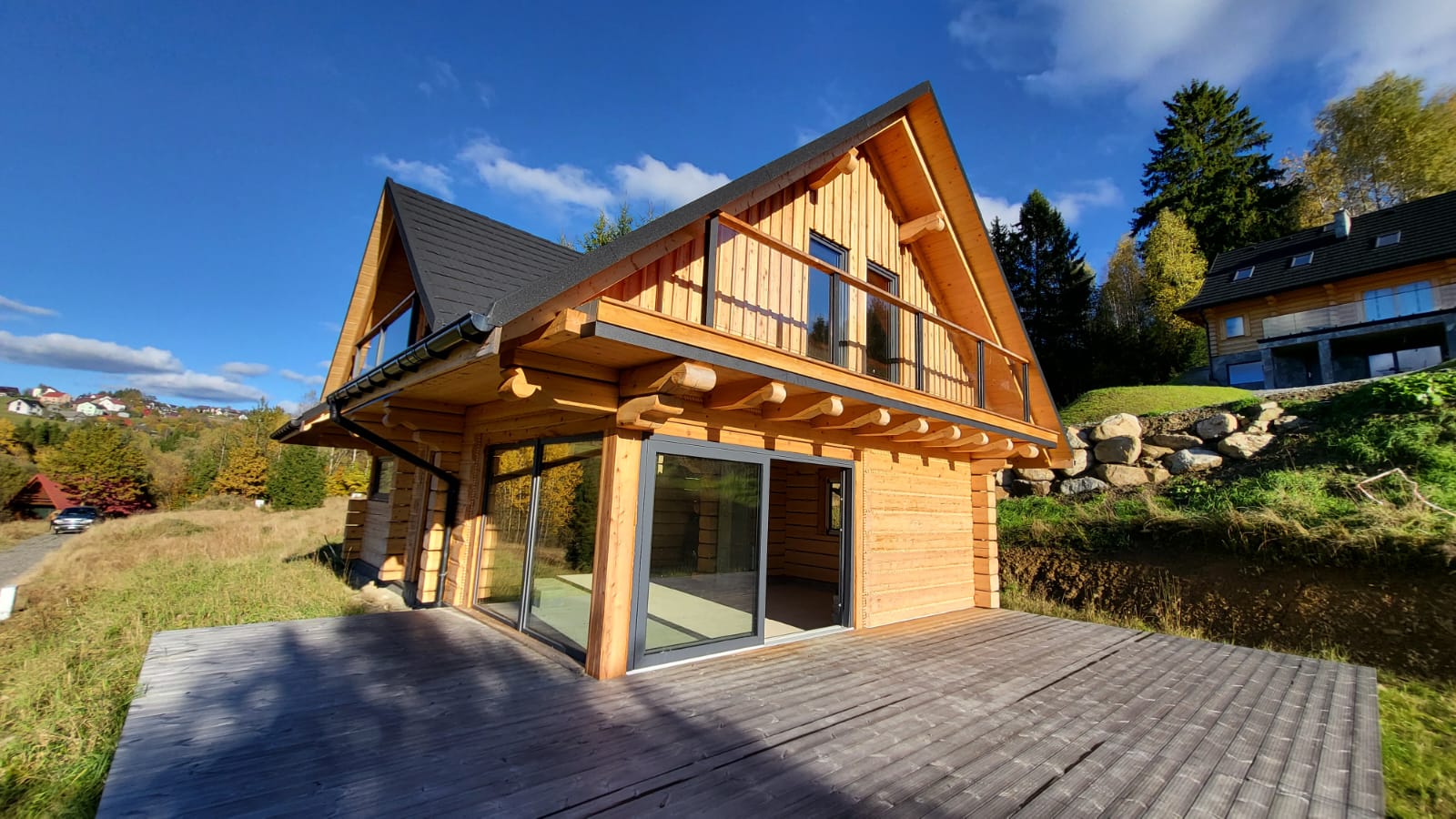 Oferta bezpośrednio od Właściciela – 0% prowizji!
Na sprzedaż nowy dom z bali drewnianych położony w malowniczej miejscowości Jaworzynka, w cichym i spokojnym miejscu, z dala od zgiełku, na uboczu. W sąsiedztwie znajdują się stylowe domy drewniane, co tworzy spójną i wyjątkową zabudowę.
 Dojazd
Dojazd do nieruchomości zapewnia droga gminna, regularnie odśnieżana w sezonie zimowym.
Stan nieruchomości
Dom sprzedawany jest w stanie surowym zamkniętym, co daje nowemu właścicielowi pełną swobodę aranżacji wnętrza według własnych potrzeb i gustu. Istnieje możliwość wykonania prac wykończeniowych pod klucz.
Wykonane przyłącza i instalacje:
woda – studnia głębinowa (43 m) wraz z pompą, podłączona do budynku
prąd – doprowadzony do budynku
szambo – 5 m³, podpięte do budynku
studnia chłonna
Dodatkowe elementy:
balkony z nowoczesną szklaną balustradą
drewniany taras
wykonane miejsca parkingowe obok domu z możliwością zabudowy wiatą lub garażem
Otoczenie
Nieruchomość położona w otoczeniu natury – cisza, spokój, tereny idealne na spacery, odpoczynek i życie z dala od miasta. Doskonałe miejsce zarówno do zamieszkania na stałe, jak i na dom wypoczynkowy.
Zapraszam do kontaktu i na prezentację nieruchomości.