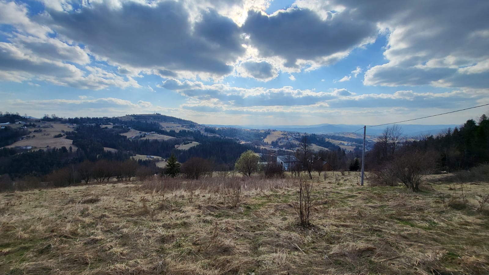 Działka rolno-budowlana 60 arów z widokiem na Tatry | pozwolenie na budowę
Opis nieruchomości:
Na sprzedaż atrakcyjna działka rolno-budowlana o powierzchni 6000 m² (60 arów), z czego 700 m² stanowi teren budowlany, a pozostała część to grunty rolne.
Działka położona jest w wyjątkowo malowniczej okolicy i wyróżnia się pięknym, panoramicznym widokiem. Od strony wschodniej rozpościera się widok na Tatry, co czyni tę ofertę idealną dla osób ceniących naturę i przestrzeń.
Najważniejsze atuty:
panoramiczny widok na góry (Tatry)
południowa ekspozycja – doskonałe nasłonecznienie
wydane pozwolenie na budowę domu jednorodzinnego
prąd na działce
dojazd drogą gminną
spokojna i zielona okolica
Przeznaczenie:
Część budowlana (7 arów) umożliwia realizację domu jednorodzinnego, natomiast pozostały teren daje możliwość aranżacji ogrodu, sadu lub prowadzenia działalności rolniczej.
Lokalizacja:
Działka znajduje się w cichej i spokojnej okolicy, z dala od miejskiego zgiełku, co zapewnia komfort życia oraz kontakt z naturą.
Dla kogo:
Idealna propozycja dla osób szukających miejsca pod budowę domu z pięknym widokiem, zarówno do zamieszkania na stałe, jak i jako inwestycja rekreacyjna.
Zapraszam do kontaktu w celu uzyskania dodatkowych informacji oraz umówienia się na prezentację.