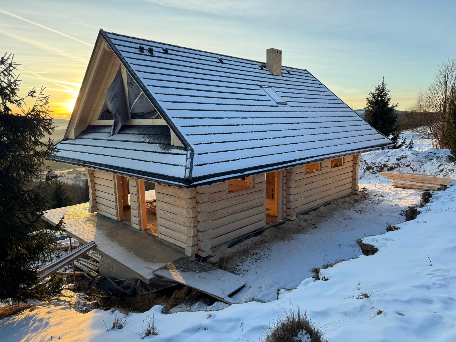 Na sprzedaż: Piękny dom z bala w malowniczym Koniakowie – 210 m²
Jeśli marzysz o własnym domu w górach, z zapierającym dech w piersiach widokiem na Tatry — ta oferta jest właśnie dla Ciebie!
Lokalizacja: Koniaków, u podnóża góry Ochodzita
Powierzchnia: 210 m²
Działka: malownicze położenie z niczym niezasłoniętym widokiem na góry
Opis nieruchomości:
Dom z bala, w stanie surowym otwartym
Powierzchnia użytkowa: 210 m²
Budynek z podpiwniczeniem – możliwość adaptacji na dodatkową przestrzeń mieszkalną lub rekreacyjną
Tradycyjna góralska architektura, idealnie wpisująca się w klimat Beskidów
Nieruchomość położona w spokojnej, cichej okolicy – idealna dla osób szukających wytchnienia od miejskiego zgiełku
Atuty lokalizacji:
Bezpośredni, niczym niezakłócony widok na Tatry
Bliskość natury i górskich szlaków
Kameralne otoczenie – idealne miejsce na dom całoroczny lub rezydencję wakacyjną
Dogodny dojazd i świetna baza wypadowa w Beskidy