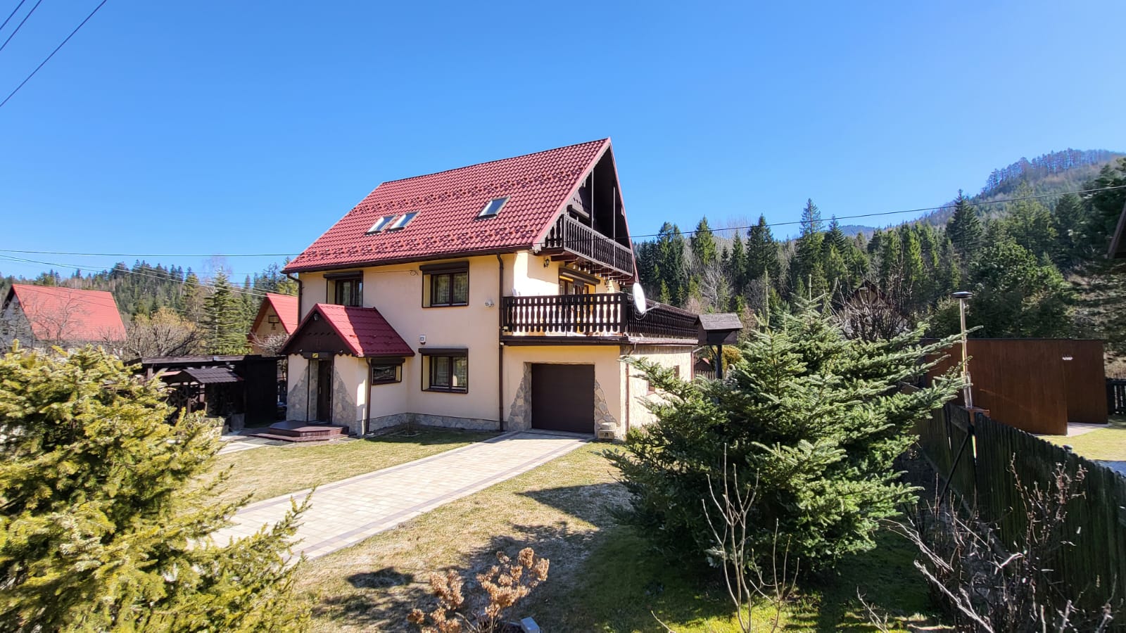 Dom na sprzedaż – Rycerka Górna | 230 m² | działka 550 m² | widok na góry

Na sprzedaż przestronny, trzy-kondygnacyjny dom położony w malowniczej miejscowości Rycerka Górna. Nieruchomość usytuowana jest w wyjątkowo spokojnej i cichej okolicy, z pięknymi widokami na okoliczne góry oraz bezpośrednim dostępem do licznych szlaków turystycznych. Idealne miejsce zarówno do zamieszkania na stałe, jak i jako dom wypoczynkowy.

Najważniejsze informacje:

Powierzchnia domu: 230 m²
Powierzchnia działki: 550 m²
Rok budowy: 1996
Dojazd: droga asfaltowa
Konstrukcja: pustak + ocieplenie styropianem 10 cm
Okna: drewniane
Ogrzewanie: nowoczesny piec na pellet Defro 20 kW ze sterowaniem
Woda: własna studnia (30 m)
Kanalizacja: szambo (6 m³)
Monitoring
Zagospodarowany ogród i wykończone obejście

Rozkład pomieszczeń:

Parter:

kuchnia
pokój dzienny
sypialnia
toaleta
spiżarka
kotłownia
garaż

I piętro:

2 sypialnie
duży salon z kominkiem i wyjściem na taras
łazienka

II piętro:

przestronny pokój gościnny z tarasem
antresola do spania

Dom oferuje duże możliwości aranżacyjne i jest gotowy do zamieszkania. Dzięki swojej lokalizacji stanowi doskonałą bazę dla miłośników gór, natury i ciszy, a jednocześnie zapewnia wygodny dojazd przez cały rok.

Zapraszam do kontaktu i umówienia się na prezentację!